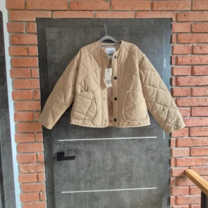 Zara quiltad jacka - Super fin höst jacka ifrån Zara 🧡🍁tyvärr förstor på mig! Passar storlek s-m och förmodligen L också