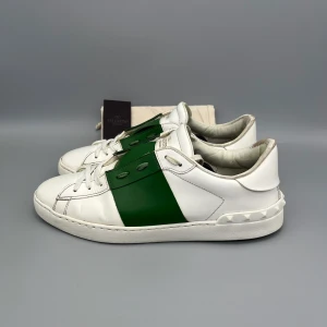 Valentino Open Grön - • Skorna är använda men har mycket kvar att ge  • Storlek: 43.5 (PASSAR 44-44.5)  • Färg: Grön  • Nypris i butik: ~7000SEK  • Dustbag & valentino kort medföljer 