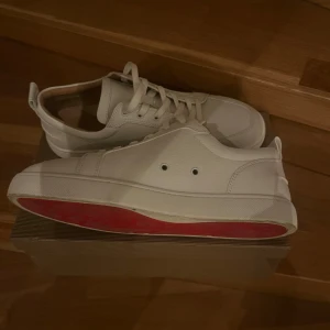 Helvita Louboutins - Tjena! Säljer nu ett par helvita loubutin skor i storlek 43 men passar även 44. Skorna är i superbra skick utan att de är lite creasade där fram, men verkligen inget man tänker på! Passar perfekt för dig som vill ha en stilren look!