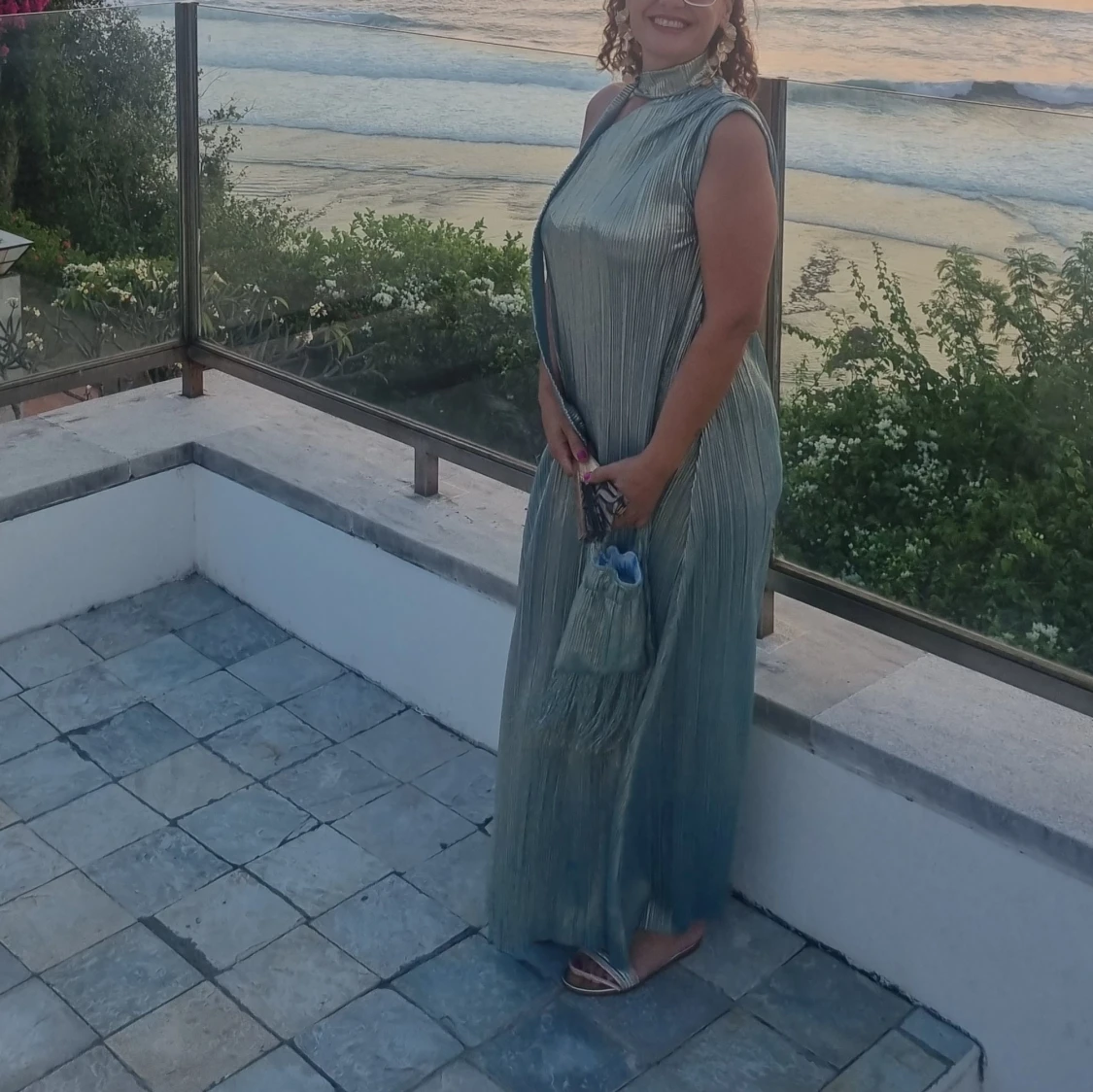 Ljusblå långklänning med scarfdetalj - 1