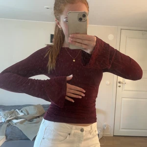 Topp med utsvängda armar - Aldrig använd, figursydd, utsvängda armar! Priset går såklart att diskutera