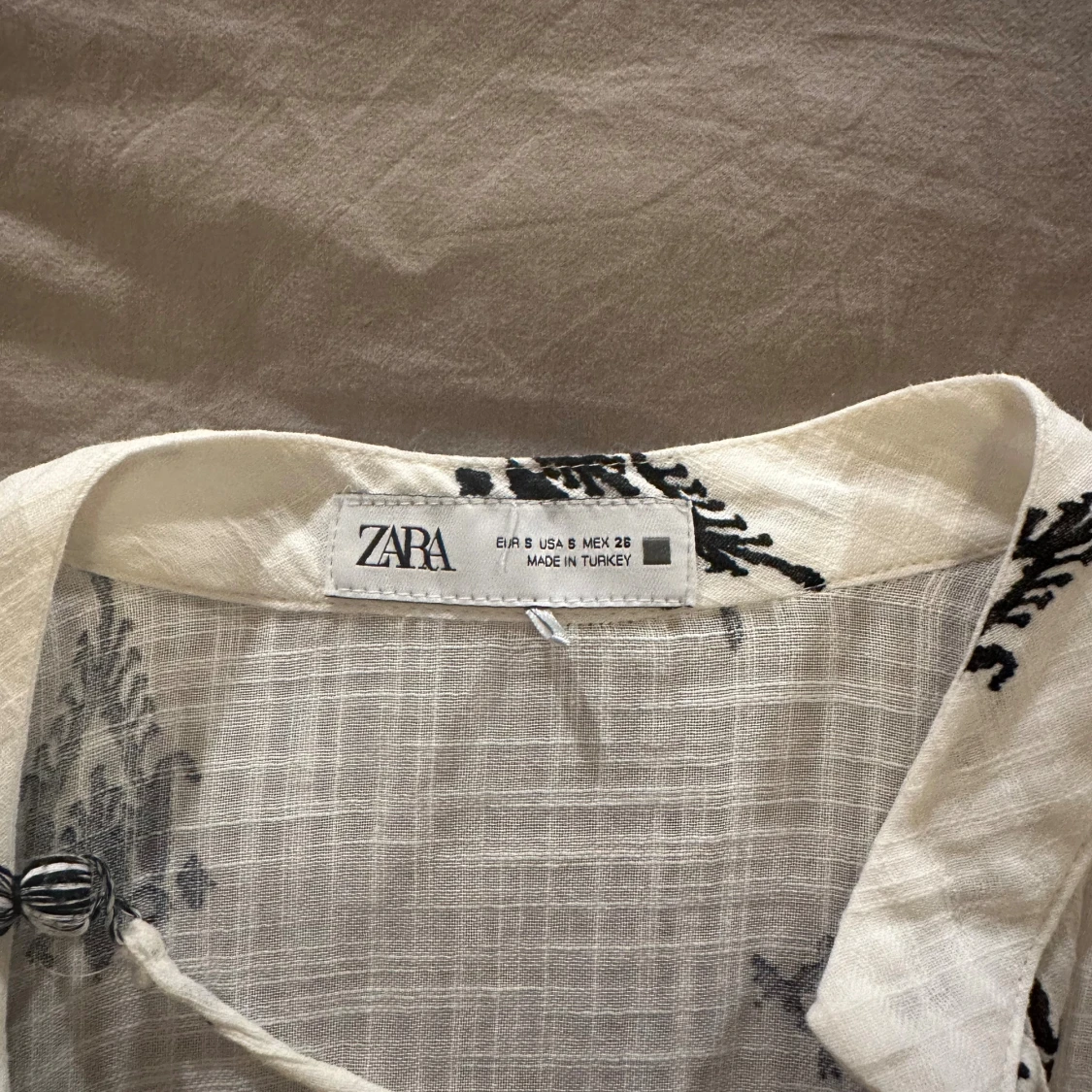 Vit och svart mönstrad klänning från Zara - 2