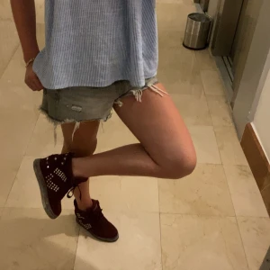 Kil skor me knitar - Säljer skit snygga skor med klack, dom är köpta second hand för 1600. Jag har använt två gånger. 