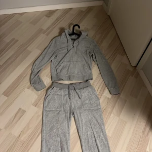 Juicy couture - Säljer nu mitt gråa juicy sett i storlek S i hoodien och XS i byxorna. Settet är i mycket bra skick & väldigt skönt. Säljer båda för 1200kr ihop.