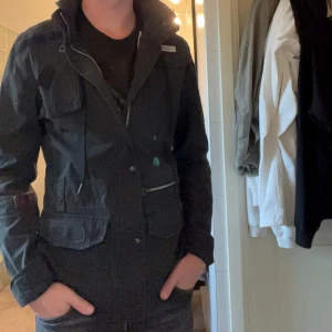 Schysst jacka  - Säljer en rätt schysst jacka från g-star i väldigt bra skick. Jackan är svart-grön-grå, lite svår färg men snygg. Jag på bilden är 176 och väger 65. Kom med pris 