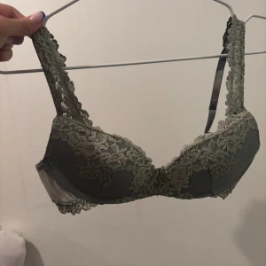 Olivgrön push up bh🤩💚 - Supersnygg olivgrön bh med blommig spets och vadderade kupor. Axelbanden är dekorerade med spets och ryggen har klassisk hysk- och hakknäppning. Den är bara använd 5 gånger lappen är bort klippt. Bh:n är i väldigt nytt skick. Den är från intimissimi.