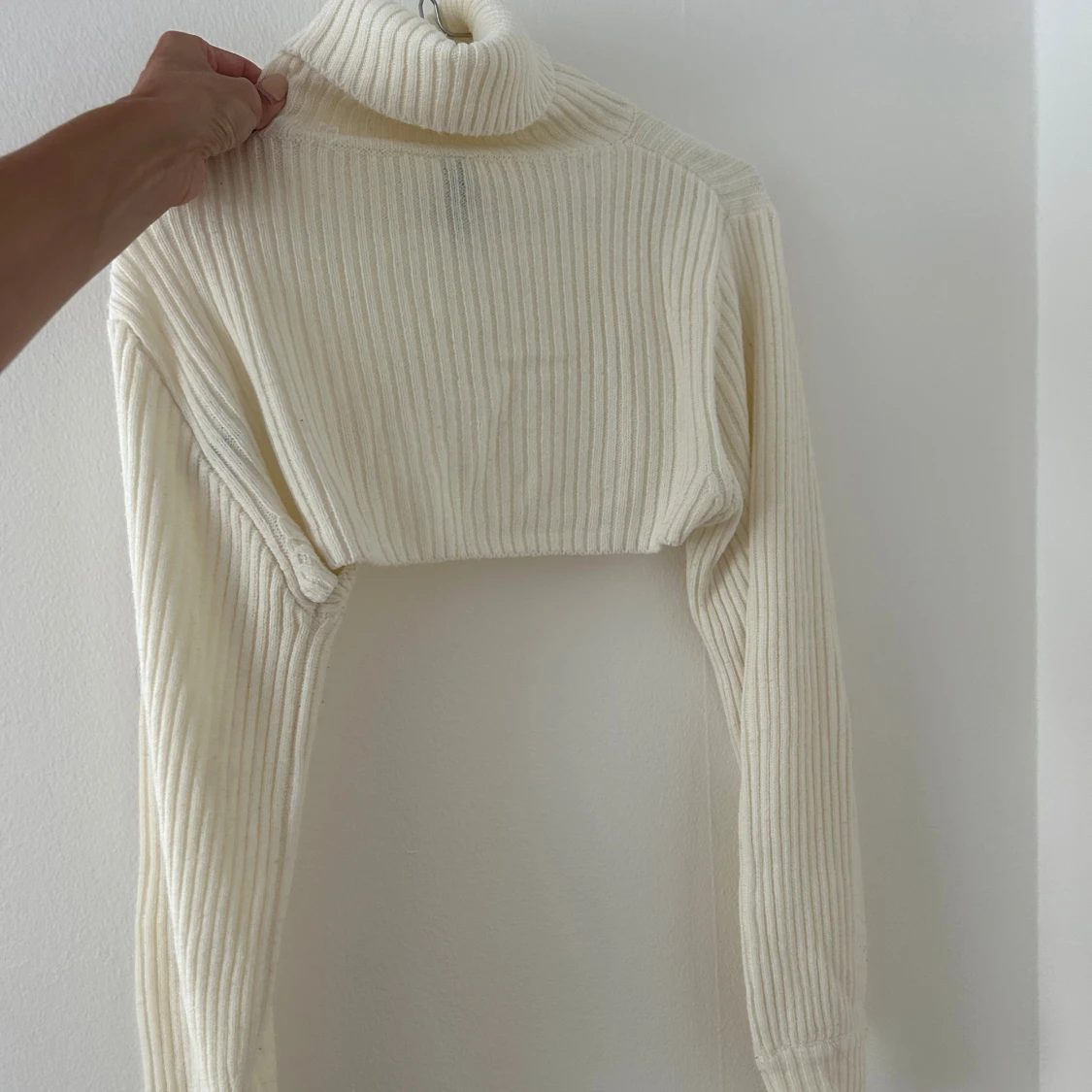 Ribbad croppad polotopp i beige - 1