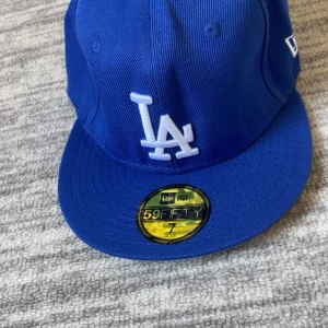 Blå LA keps - Tja, säljer en blå LA keps som är oanvänd. Den är i storlek 7 som är 55 cm. Kan gå ner i pris lite😁