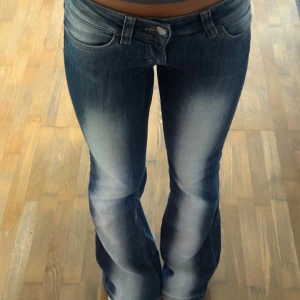 Blå bootcut jeans från Cheap Monday - Snygga blå jeans från Cheap Monday med bootcut-modell och låg midja. Weekdays jeans är jätte sköna och ett lite lättare denim material💕