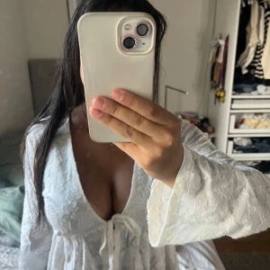 Vit topp från Gina Tricot - Superfin vit topp från Gina Tricot i spets. Använt 1 gång så den är i bra skick!🩷pris kan diskuteras!!