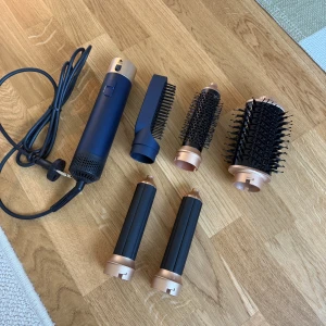 Multistyler för hår i blått och guld - Helt oanvänd multistyler. Den kommer med två locktänger, två rundborstar och en platt borste. Säljer då jag fick denna i present men hade redan en. Pris kan diskuteras vid snabb affär! 