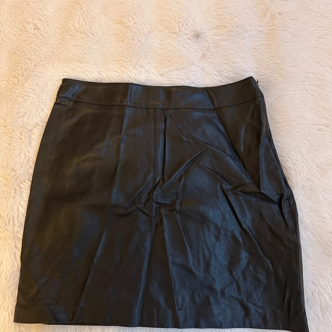 Svart skinnkjol från Gina Tricot - 1