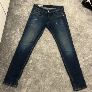 Replay Anbass slim jeans blå W29 L32 - Slitningar ej från fabrik