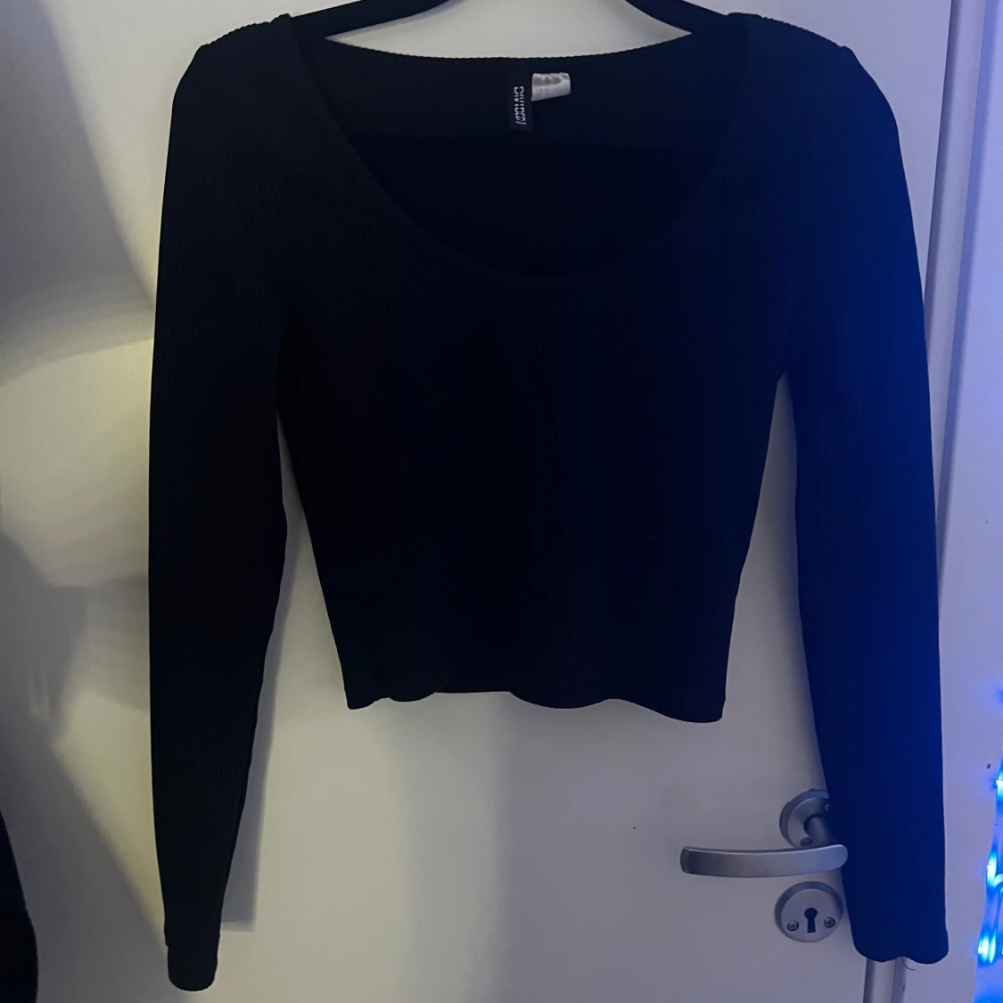 Svart ribbad långärmad topp Divided