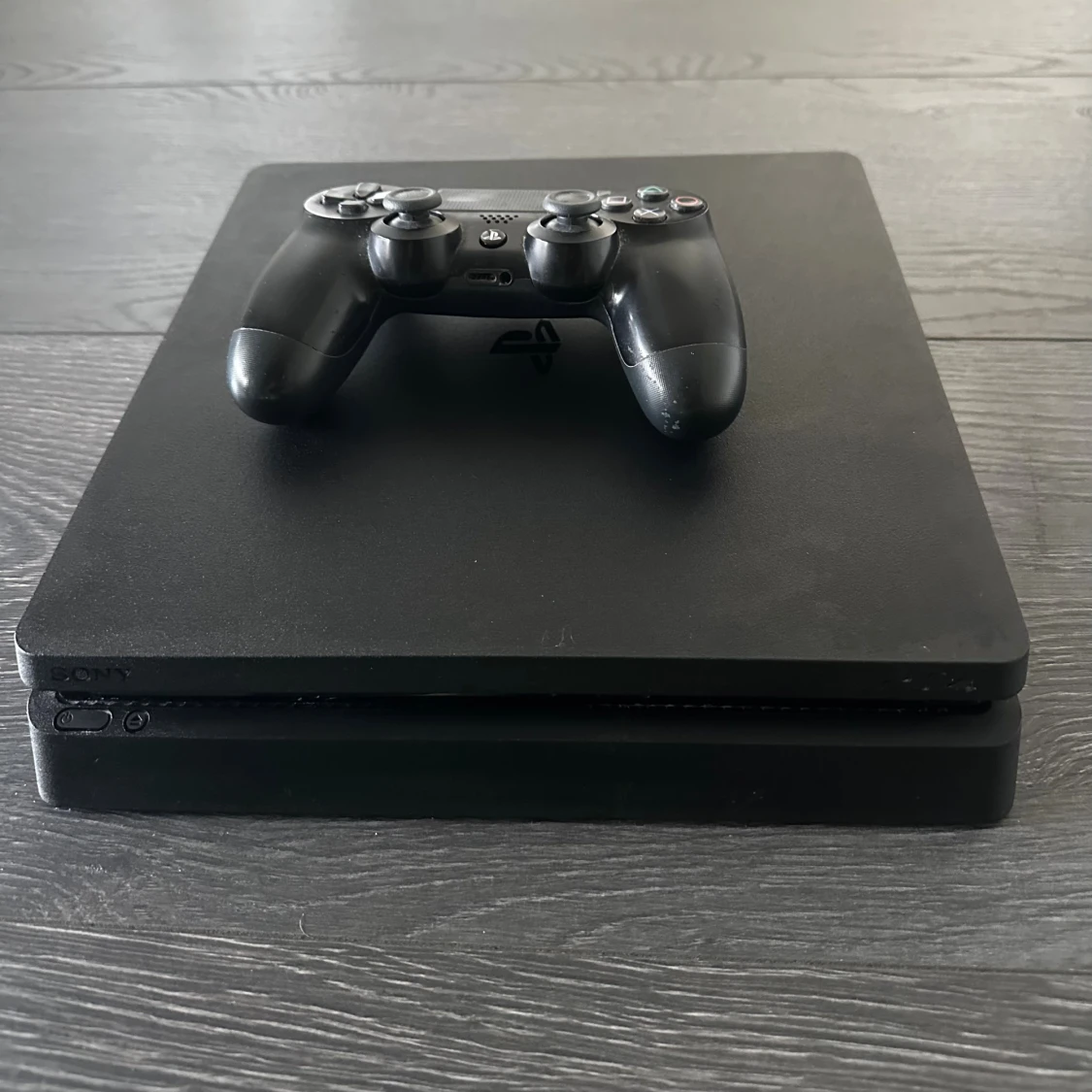 Playstation 4 (slim) - 1