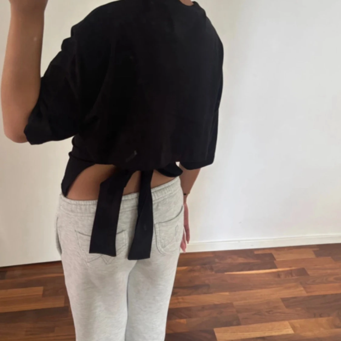 Svart croppad topp med knyt i ryggen - 3