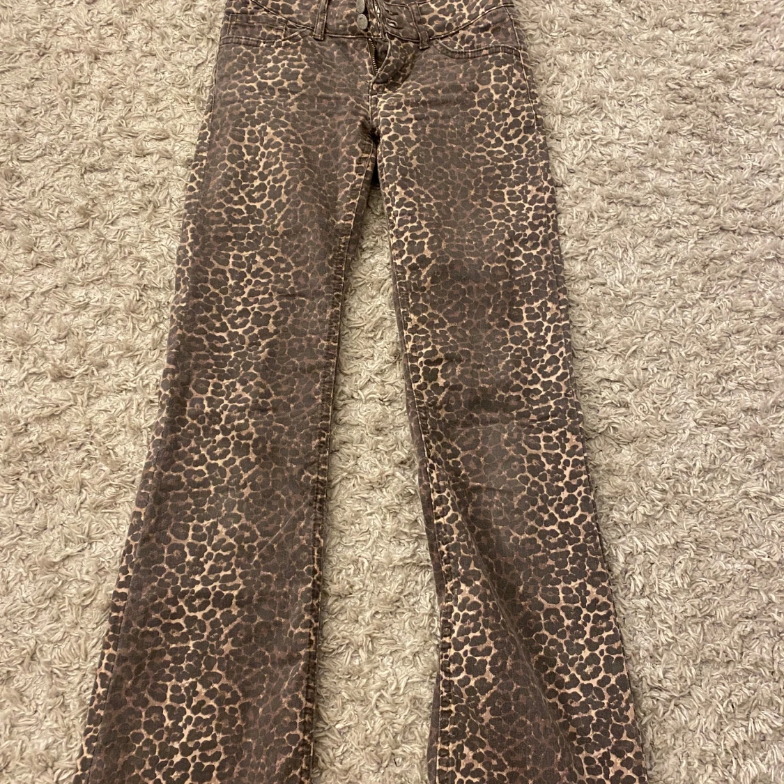 Leopardmönstrade bootcut jeans Nelly