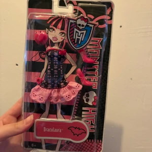 Draculaura fashion pack - Rare, fortfarande i box. Kostar lika mkt som att köpa en docka från lekia.