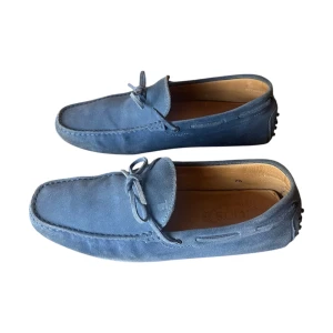 Tod’s  - Tod’s loafers, storlek 7.5 motsvarar 41,5-42. Skick 8/10. Pris 1390kr finns att köpa på våran hemsida Fashionels.com de kommer med orginal Dustbag! 
