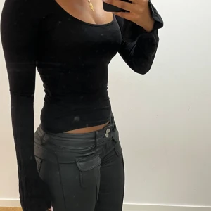 Svart långärmad topp Gina Tricot XS - Säljer en svart långärmad topp från Gina Tricot i storlek XS. Toppen är mjuk och stretchig.