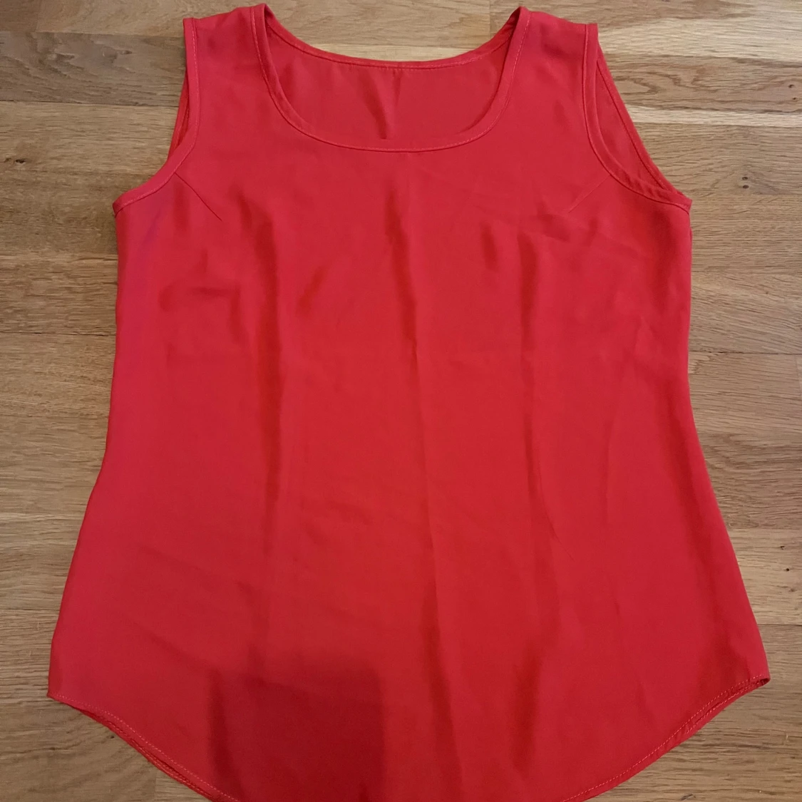 Röd-orange ärmlös linnetopp