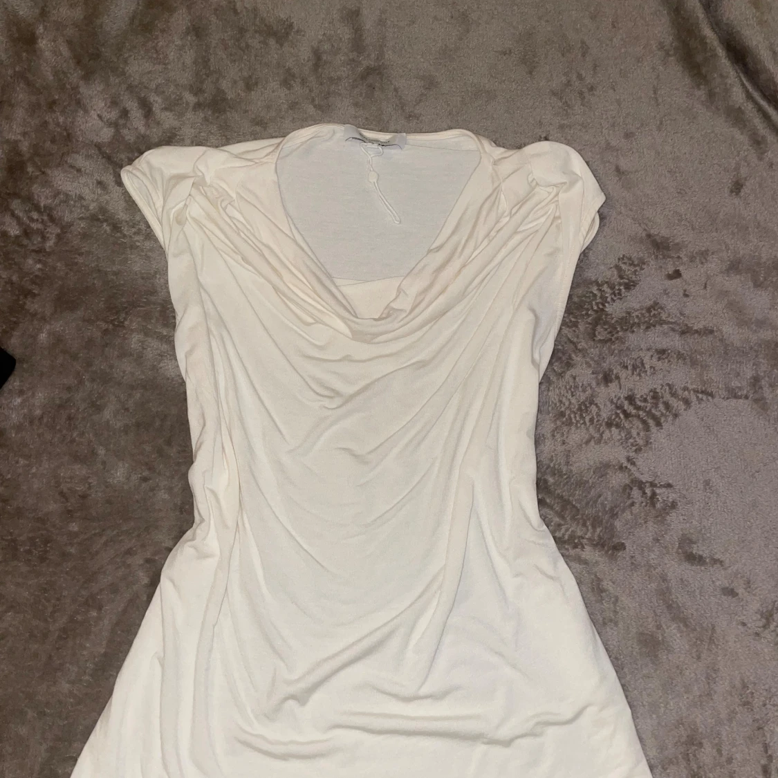 Vit topp/blus med waterfall hals.