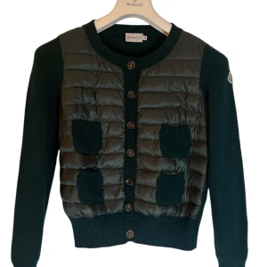 Moncler cardigan dam  - Moncler cardigan tjej. Storlek S. skick 9/10 pris 4290! Finns att köpa på våran hemsida. Fashionels.com 