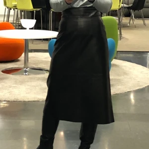 Arket, skinnkjol, svart - KAP! Säljer en svart kjol i äkta, mjukt skinn, midilång, från Arket, storlek 34. Kjolen har en A-linjerad, stilren siluett med dold dragkedja bak. Perfekt för dig som gillar minimalistisk och edgy stil.