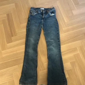 Blå bootcut jeans från Gina tricot - Snygga blå jeans från Perfect Jeans med klassisk bootcut-modell. Jeansen har normal midja. Storlek 36. Skriv privat för fler frågor!!