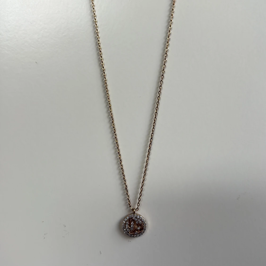 Guldigt halsband med glittrig berlock