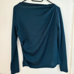 Mörkblå långärmad topp - Mörkblå långärmad topp från SHEIN. Toppen har en scrunch vid sidan och vid axeln. Det är storlek S. Tröjan är aldrig använd. 