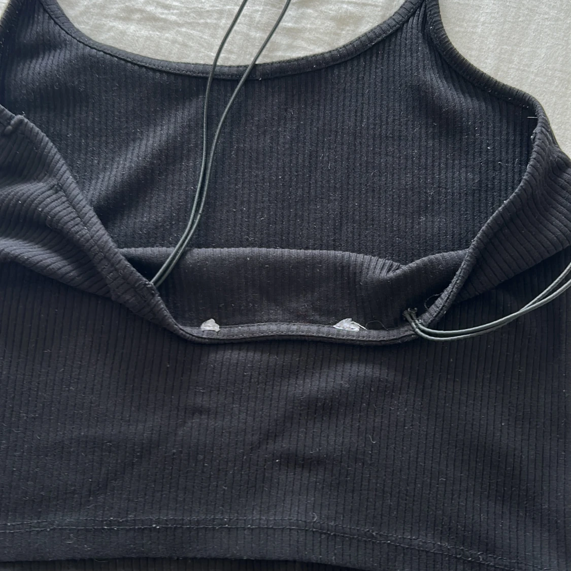 Svart ribbad linnetopp med tunna band - 2