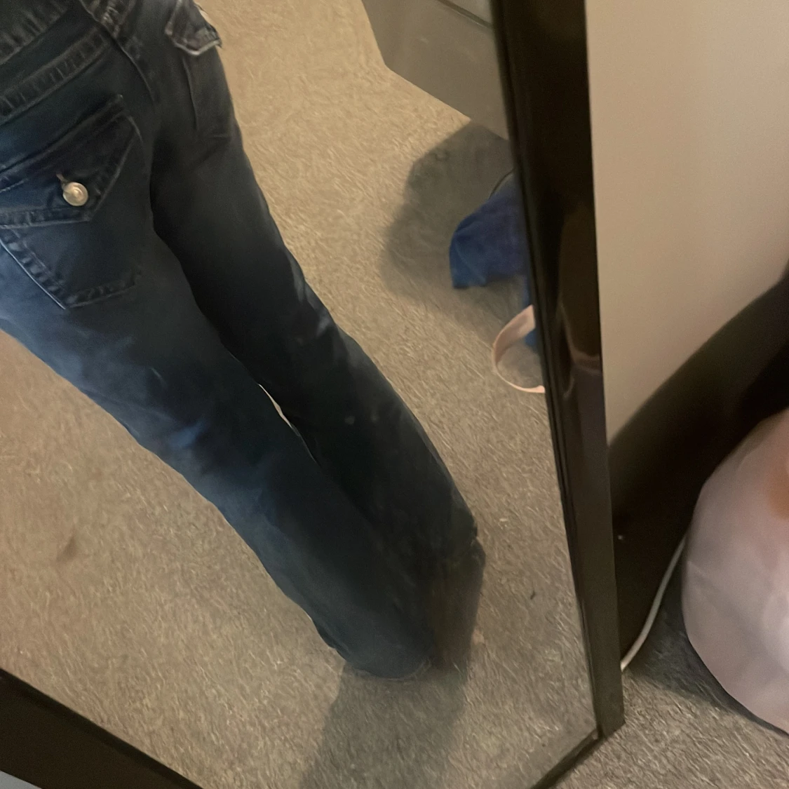 Blå bootcut jeans med slitningar - 1