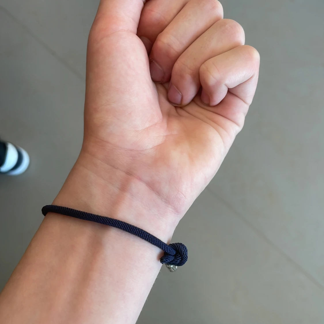 Mörkblå armband med silverdetalj - 1