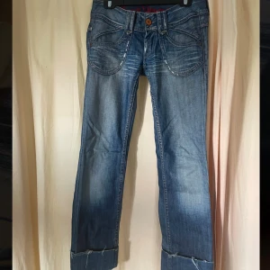 Pepe jeans lågmidjade - Assnygga lågmidjade jeans från Pepe. Modell Midonna och storlek 28 w 34 l. Har skavhål mellan låren. Har inte lagat det eftersom det inte syns när man har på sig dem hehe. Skriv vid frågor❤️