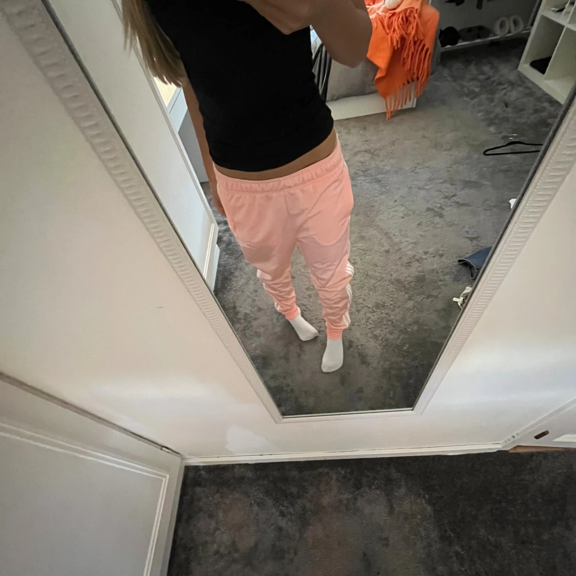 Adidas aprikos mjukisbyxor med vita ränder