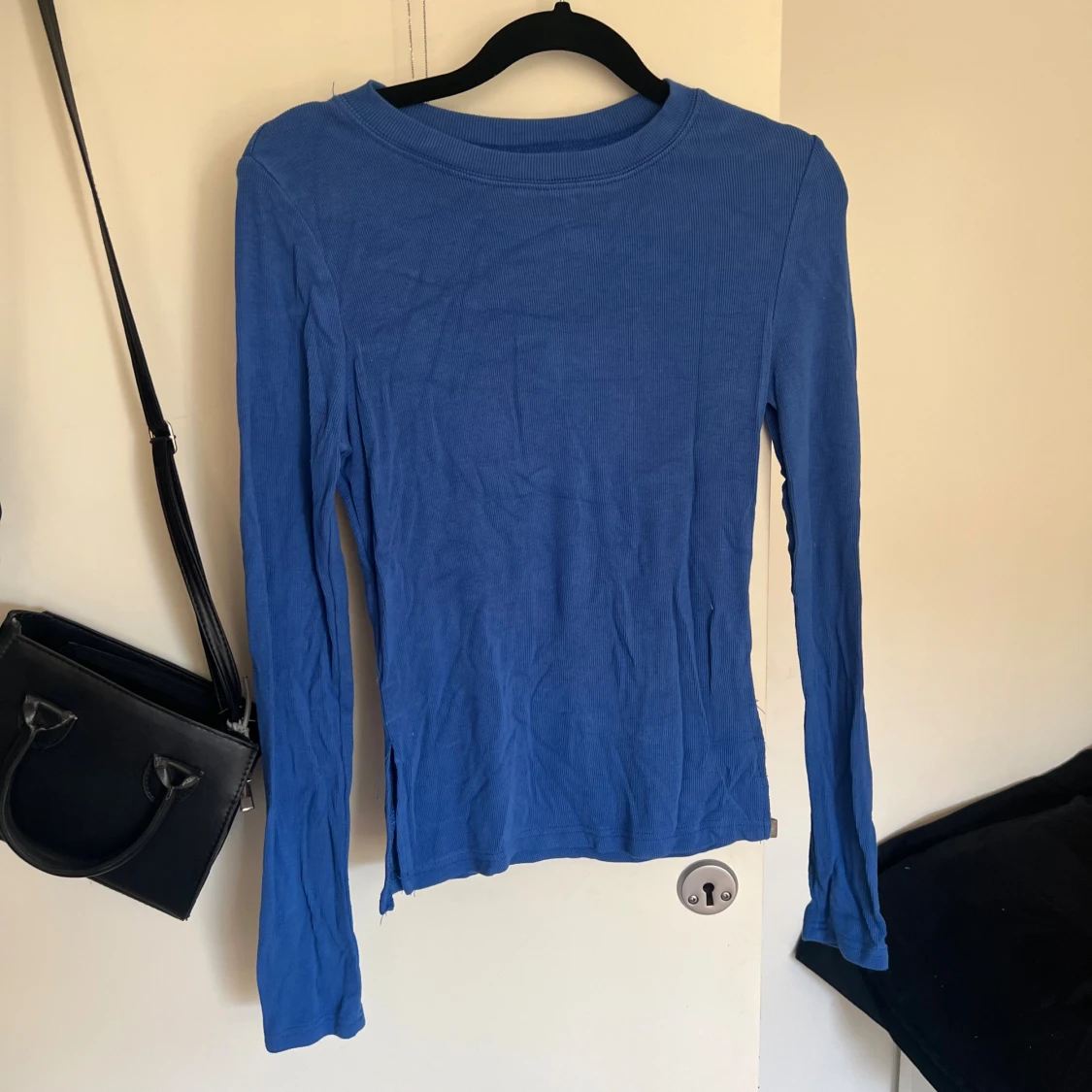 Blå ribbad långärmad tröja