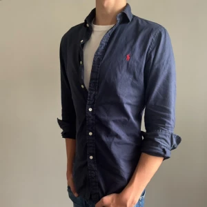 Ralph Lauren Skjorta - Hej säljer nu min fina Ralph Lauren skjorta. Den är i storlek S och i nyskick. Nypris ca 1600kr! Glömd inte följa
