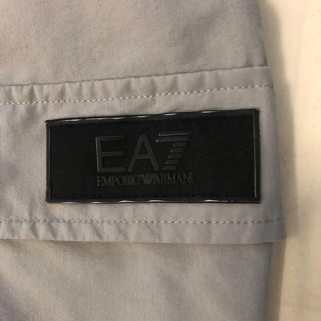 Gråa Emporio Armani EA7 byxor - 3