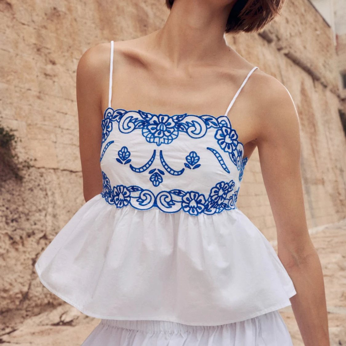 Vit broderad linnetopp med blå detaljer - 2