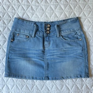 Low jeanskjol  - Midjemått: 34cm. Längd: 32cm. (Storlek 36 men passar 34.) Kolla in min profil och följ för fler plagg🙌