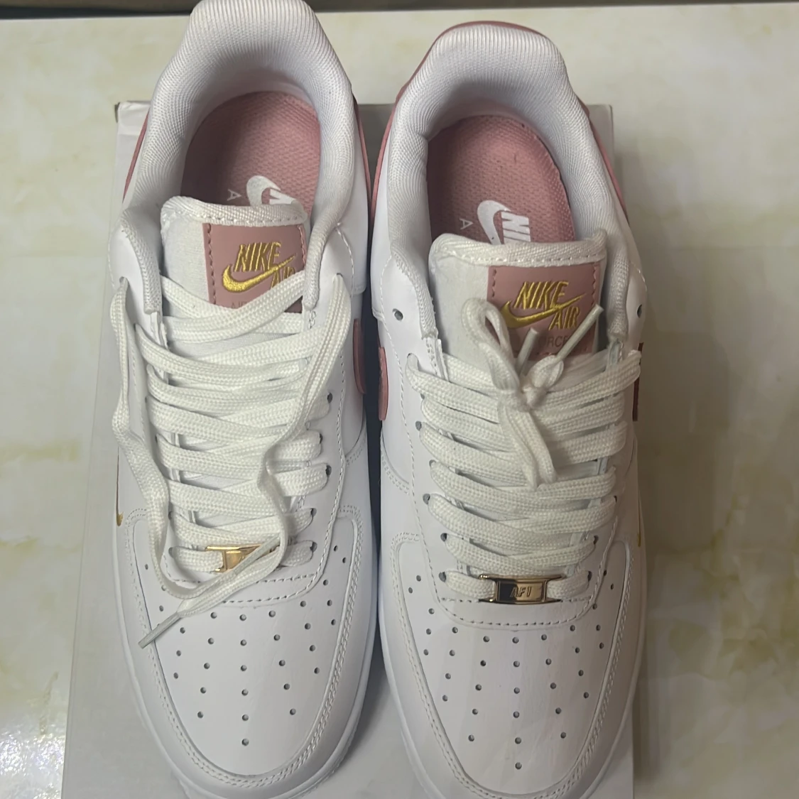 Nike Air Force 1 vit/rosa/guld - 1
