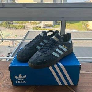 Adidas Spezial - Adidas Spezial i storlek 41 1/3 (passar både 41 och 42) I fint skick med en liten skada vid tån på vardera sko (se bild 4 & 5) Skriv för frågor eller prisförslag🙌