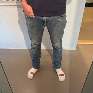 Acne Studios Blå Konst jeans blå - Snygga blå jeans från Acne Studios Blå Konst, jeansen är i strl 33. De är i fint skick men är lagade i grenen. Bara att hojta om man har några frågor👍