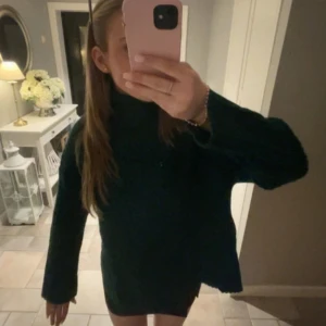 Mörkgrön stickad polotröja - En fin stickad tröja i Emerald färg. Strl XS (men lite ”oversized” från weekday Den har hög nacke/polokrage samt slits på sidorna som man kan se på sista bilden❤️ Väldigt fint skick