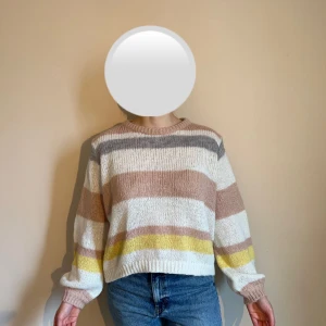 Randig stickad tröja i pastellfärger - Randig stickad tröja