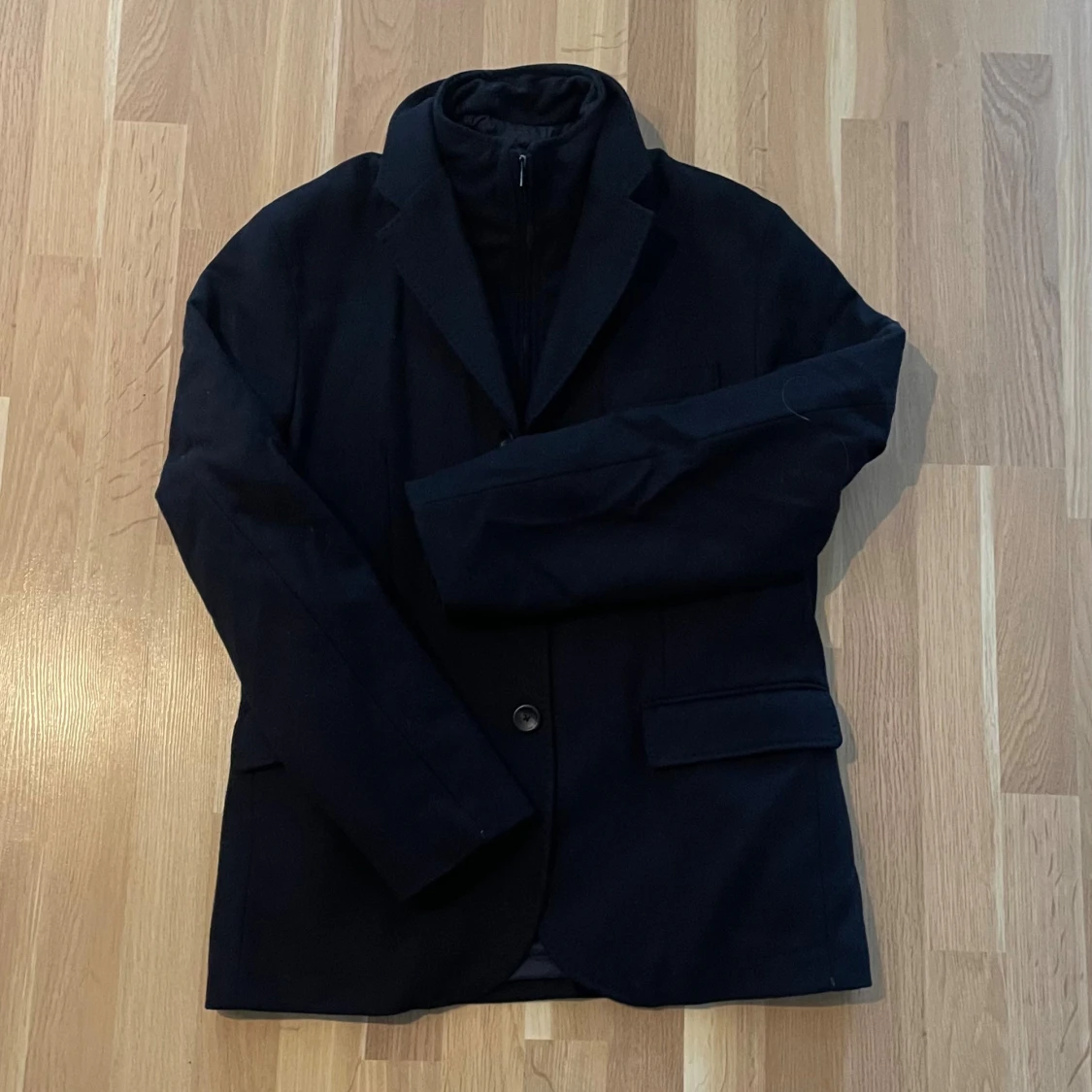 Marinblå jackkavaj från mango