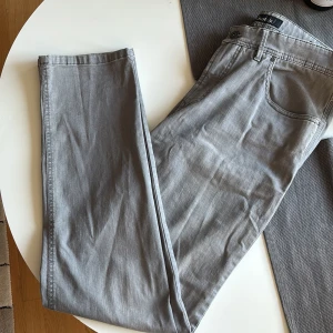 Gråa jeans från Atelier gardeur  - Sköna jeans som är morden fit som reguler fit, hör av er vid fler bilder. Pris kan diskuteras! Passar dom flesta i storleken.