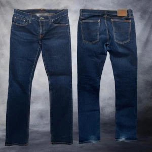 NUDIE JEANS - Tjena! Säljer dessa Nudie jeans i modellen Tube Kelly med riktigt fet ”Heelbite”✔️W30 L32✔️ Skriv vid frågor✔️