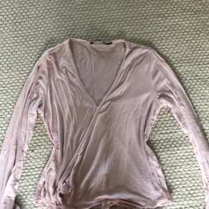 Ljusrosa omlottopp - Så snygg ljusrosa omlottopp🥰